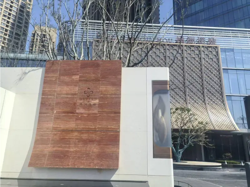 Blueway Mendukung Pengalaman Berenang di Ketinggian di Changsha Poly Juizhou Noya Hotel